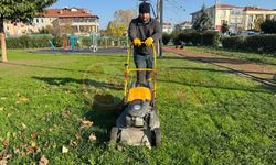 Serdivan Belediyesi ekiplerinden parklarda temizlik mesaisi