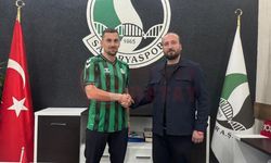 Sakaryaspor, Burak Altıparmak’ı renklerine bağladı