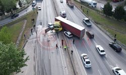 Karşı şeride geçen tır 3 araca çarptı!