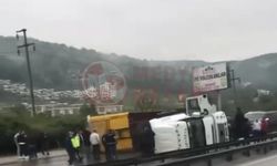 Otobanda tır devrildi, sürücüler kontak kapattı