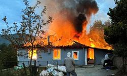 Sakarya’da tek katlı ev alev topuna döndü