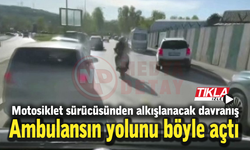 Motosiklet sürücüsü ambulansın yolunu böyle açtı