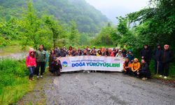 Hafif yağmur eşliğinde cennet tabiatı keşfettiler