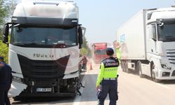 Otoyolda lastiği patlayan tır bariyerlere çarptı