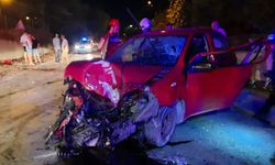 Duvara çarpan otomobil hurdaya döndü