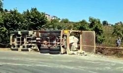 Kontrolden çıkan hafriyat kamyonu devrildi!