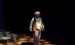 Deli İbram Divanı oyunu yoğun ilgiyle sahnelendi