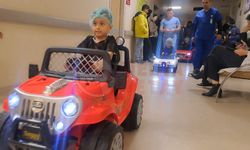 Minikler artık akülü arabalarla ameliyathaneye gidiyor