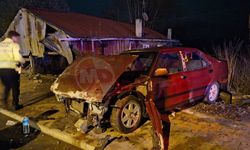 Alkollü sürücü sollama yaparken duvara çarptı! 3 yaralı