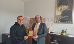 Okul yönetiminden Ünal'a plaket!