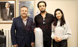 Ressam çift, Bakan Kurum'u halıya resmetti