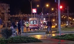 Otomobil ile motosiklet çarpıştı