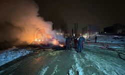 Saman yüklü kamyon alev aldı