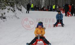 Karnesini alan çocukların kar mutluluğu