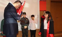 Öğrencilerin ay yıldız temalı  gösterisi göğüs kabarttı