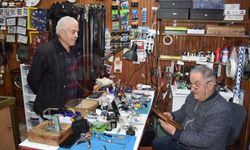 Çırağı yok, eşiyle zamana meydan okuyor