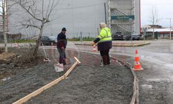 Arifiye’de kaldırım çalışmaları sürüyor