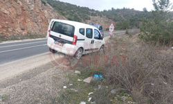 Kontrolden çıkan araç refüje çarptı