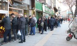 Sakarya'da ilk iftar öncesi metrelerce pide kuyruğu