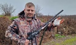 Tetiğe basan avcının tüfeği elinde parçalandı