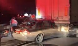 Otoyolda kontrolden çıkan otomobil, tıra arkadan çarptı