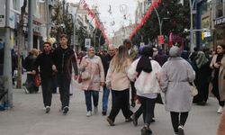 Bayram alış verişine çıkanlar sokakları doldurdu