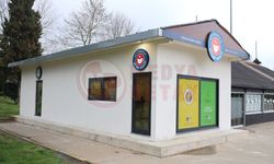 Öğrenciler çamaşırları yıkanırken kitap okuyor