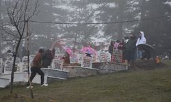 Yağmura rağmen mezarlıklara akın ettiler!