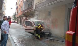 Park halindeki otomobil alev aldı