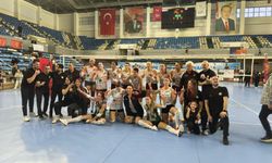 Sakarya Voleybol ligi şampiyon tamamladı
