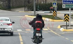 Hayat kurtaracak kaskı kolunda taşıdı