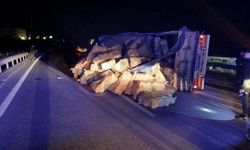 Tır refüje çarpıp yan yattı