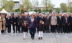 23 Nisan kutlamaları çelenk sunma töreniyle başladı