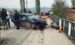 Otomobil ile traktör çarpıştı! 3 yaralı