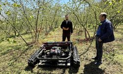 Tırpanları bırakıp robotu izlemeye başladılar