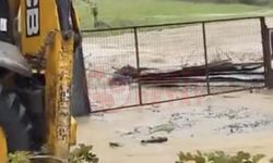 Dere taşkını yolu esir aldı, araçlar kontak kapattı
