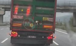 Otoyolda tırdan sarkan tavuklar kameraya yansıdı