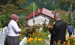 Sakarya'da arefe günü mezarlıklarda duygu dolu ziyaret