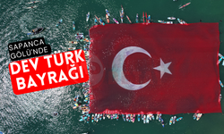 Sapanca Gölü'nde dev Türk bayrağı açıldı