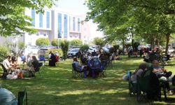 Çocuklar içeride ter döktü, aileler dışarıda piknik yaparak bekledi