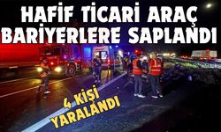 Hafif ticari araç bariyerlere saplandı