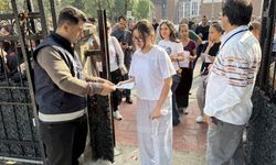 Öğrenciler içeride, veliler dışarıda ter döktü