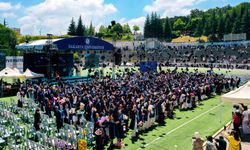 SAÜ’de binlerce öğrenci daha  mezuniyet coşkusu yaşadı