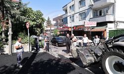 İstiklal Mahallesi Özgür Sokak’ta asfalt çalışmaları sürüyor