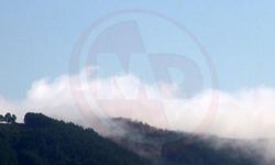 Dağ zirvesine çöken sis bulutu görsel şölen oluşturdu