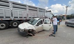 SUV ile otomobil çarpıştı