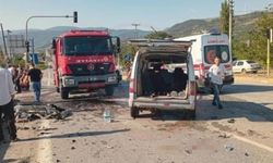 Hafif ticari araç ile SUV kafa kafaya çarpıştı
