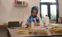 Suyun üzerindeki renkleri benzersiz defterlere dönüştürüyor