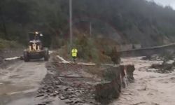 Geyve'de taşan dere yolu çökertti