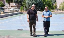 Serdivan’da tenis kortu yenileniyor padel sahası geliyor